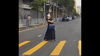 車CAM直擊 - 衝紅燈都睇下有冇車過先啦呀姨😅😅