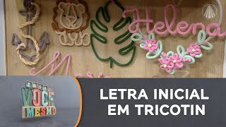 Aprenda a fazer um cordão de contar em madeira com letra inicial em Tricotin