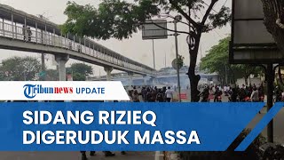 Ratusan Massa Ricuh saat Paksa Hadiri Sidang Putusan Banding Rizieq, Polisi Tembakkan Gas Air Mata