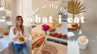 DAY IN THE LIFE | healthy morning habits, nourishing drinks, farmers market, baking, at home-workout
