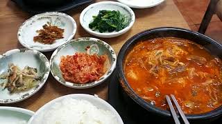 Makan Yukkejang Makanan Khas Korea disajikan dalam Kondisi yg Masih Mendidih.