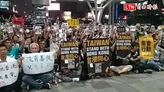 反送中》沉默的支援 300在台港生與台灣民眾高雄車站靜坐