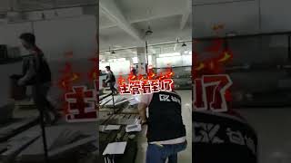 machining center CNC小哥撞機了，提桶跑路還笑這么大聲被主管看到，拿掃把追上去竟然摔跤了 cnc機械加工