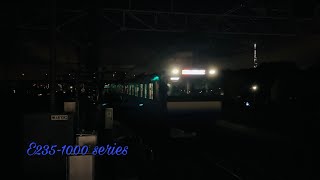 E235系1000番台 横クラJ-02編成 快速成田空港行き 新小岩駅到着