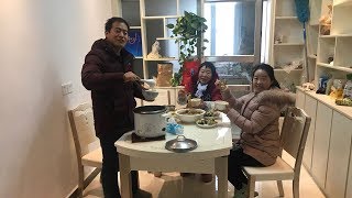 Mother cooks a pot of beef, with 5 dishes, let her daughter eat more beef