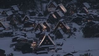 夕闇に浮かぶ合掌造り 白川郷でライトアップ