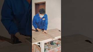 Carpentry quickly clamps to make a saw table by himself.