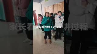 这就是中国：辽宁本溪学校食堂将高年级学生吃剩的饭菜从垃圾桶中捞出再给低年级学生吃。