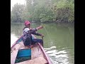 Sambaran ikan di anak sungai kecil