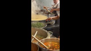 兰州特色美食牛肉面，8元一碗，这一勺辣子，看着就好吃 #抖音美食推荐官 #路边摊美味 #在路边摊感受人间烟火 #兰州美食 #兰州牛肉面