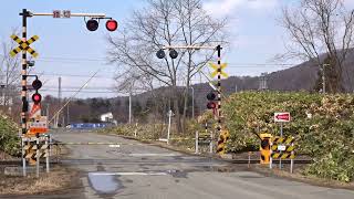 【石勝線 踏切】共有地通り踏切を特急とかち６号（JR北海道キハ261系）が通過