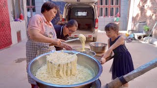 陕西特色美食-搅团鱼鱼，浇上酸辣汤，香得流口水！【Shaanxi cuisine - stir the balls, topped with hot and sour soup, fragrant】