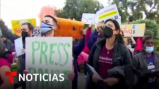 Padres protestan en California por el cierre de dos escuelas | Noticias Telemundo