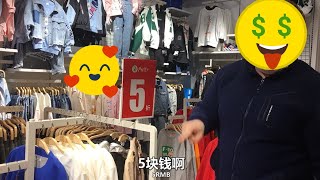 商场衣服促销写着大大的5，老外以为5元一件要多买，这下打脸了