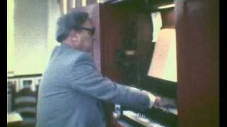 Joop S. Racké bespeelt het orgel van de St. Catharijnekerk.