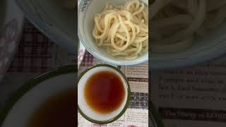 香川県のお土産のうどん最高！鍋のそばについてないと、お湯が吹きこぼれそうになるので、ずっと見ながら混ぜてで汗が出ましたが、麺がつるっつるで美味しかったです