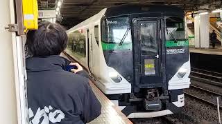 JR東日本E257系OM-55編成が特急あかぎ8号上野行として大宮駅6番線を発車するシーン(4008M)2024/02/23