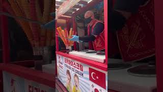 터키아이스크림/Turkish ice cream - Maras Dondurma/thích thú món Kem chặt Maras Dondurma Thổ nhĩ kỳ#shorts