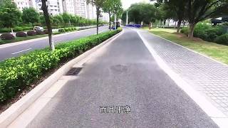 江阴市经济发达，城市道路干净整洁，全国百强县名不虚传