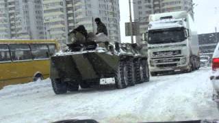 БТР тянет фуру (шулявский мост)24.03.2013