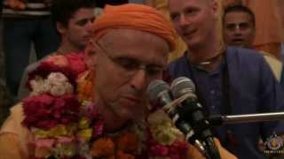 2014 Mayapur Evening Kirtan in the Temple led by H.H. Kadamba Kanana Swami.