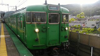 JR湖西線　唐崎駅1番ホームに113系普通列車が到着