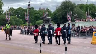 Buckingham Palace changing of the guards. Where to stand??? - London UK - ECTV