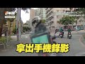 外送員切換車道不打燈！騎士檢舉高喊：恭喜發財👍｜交通｜違規｜三寶