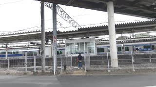 駅前道路から見た龍ヶ崎市駅に到着～出発する上野東京ライン常磐線上り特別快速E531系