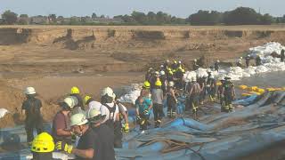 Deichbau bei der Kiesgrube in Erftstadt-Blessem an der A1, DLRG, Feuerwehr und Bundeswehr, 23.07.21