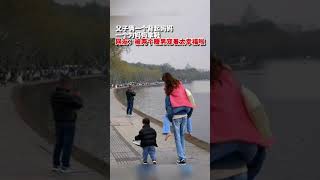 妈妈的鞋跟突然断开，身边陪着的父子俩让网友直呼太暖啦 #shorts #热点 #热门 #新闻 #热点新闻