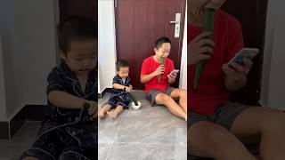 爸爸看手机入迷了😱😇🥒🥒🥒,逗逗他#呆萌小米宝#萌 娃#熊孩子 #shorts