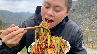 歐妹吃辣真厲害，拿堆辣椒做個菜，辣椒兩根一口吃又辣又香超下飯record my rural life