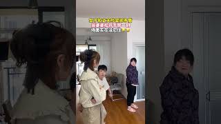 女子与丈夫吵架闹矛盾，当婆婆松开手的那一刻，丈夫秒怂，场面实在没忍住！#搞笑 #万万没想到 #夫妻 #神操作#劇情#生活#情感#shorts