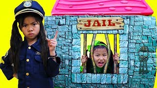 Emma FingeJugar Policía Detenió a Jannie en la Cárcel de Juguete para Niños