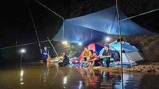 Camping in heavy rain, spending the night under a rock cliff, sleeping soundly until morning