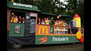 Feestelijke optocht Kollumersweach trekt door de straten ondanks regen