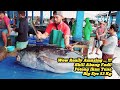 Wow, it's really amazing... Fadil's brother's skill in cutting 53 kg big eye tuna for food stalls