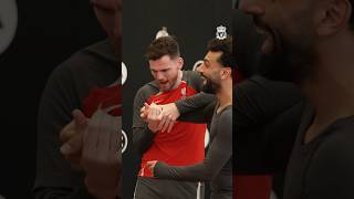 🤝 Salah shows Robbo his strength 🤣