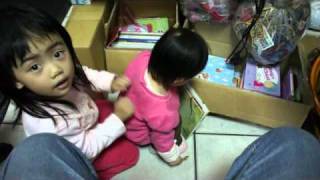 2010-12-25大妹幫小妹梳頭髮跟按摩.wmv