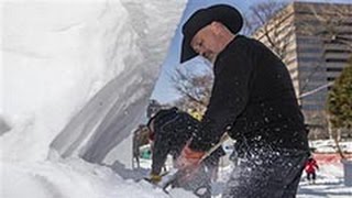 国際雪像コンクール　各チーム奮闘中　さっぽろ雪まつり （2015/02/06） 北海道新聞