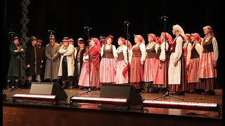 Dainuoja Platelių folkloro ansamblis „Platelē“ (vad.: Aivaras ir Aliona Alminai). 2023.11.19, Plungė