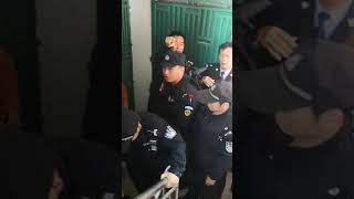 東莞鳳凰崗的警察是強盜嗎？