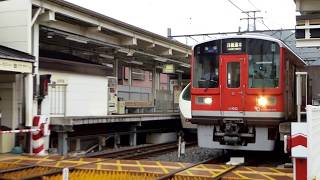 風祭駅の小田急ロマンスカー50000形VSE車と小田急1000形電車