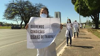 Protesta de residentes de medicina en Brasil, que acumula 20.000 muertos por coronavirus | AFP