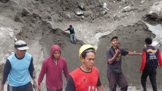 Unload The Sand Befofe The Truck Arrives