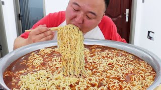 4 bags of spicy instant noodles, Ah Qiang crazily sucks and eats it! ｜Super Satisfying Mukbang