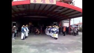 MOV4171天子門生到達保壇宮乩童迎接的禮儀動作20160125鹽水大豐南天宮文衡聖帝觀音佛祖列位尊神出巡遶境活動第三天影像紀錄在鹽水孫厝里羊稠厝保壇宮.wmv