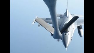 嘉手納基地から離陸した後、KC-135 StratotankerがF-16 Fighting Falconsに燃料を補給