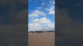 Crazy kitesurfer looping a foil kite 🤯